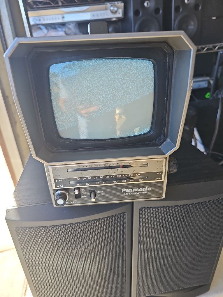 6" Panasonic B/ W TV Radio Vintage 1980