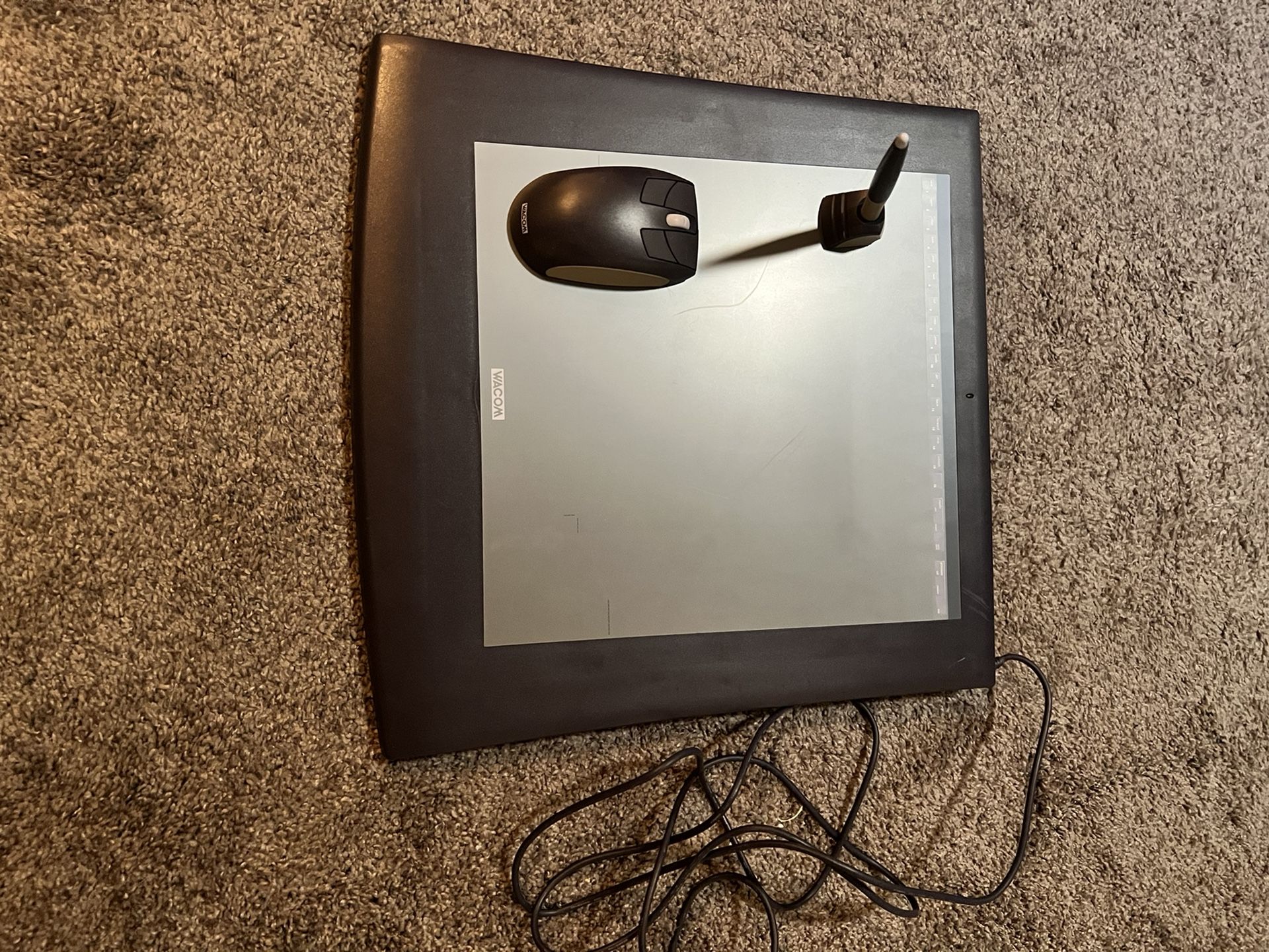 Wacom Intuos 2 12” graphing tablet with pen and mouse XD-1212-U