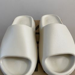 Yeezy Slides 'Bone' (FZ5897)- Size 10,13