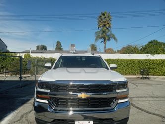 2019 chevrolet Silverado. (Toyota Tundra)