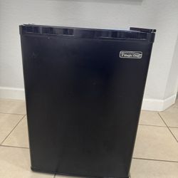 Small Refrigerador Magic Chef . 2’ . Good condition. Se habla español 