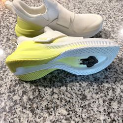 Indoor Cycling Shoes – Size US 7 (Lightly Used)  Selling indoor cycling shoes in excellent condition, lightly used. Comfortable, lightweight, and prov