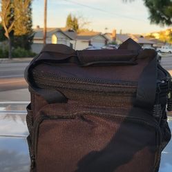 INSULATED & LEAKPROOF LUNCH BAG: The lunch cooler bag for men and women features a food-grade PEVA lining that is both leakproof and easy to clean, so