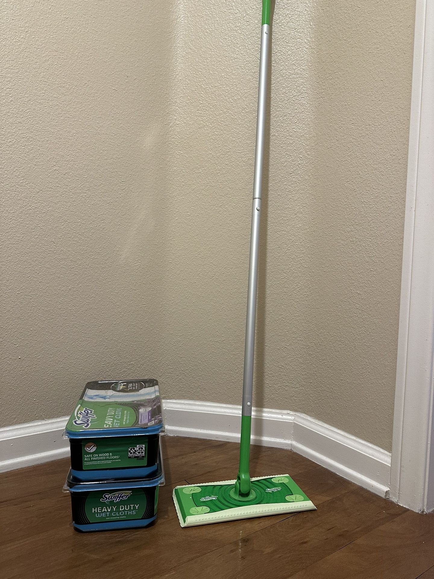 Swiffer mop set (floor cleaner)