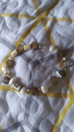 Pretty pearl and gold colored bracelet
