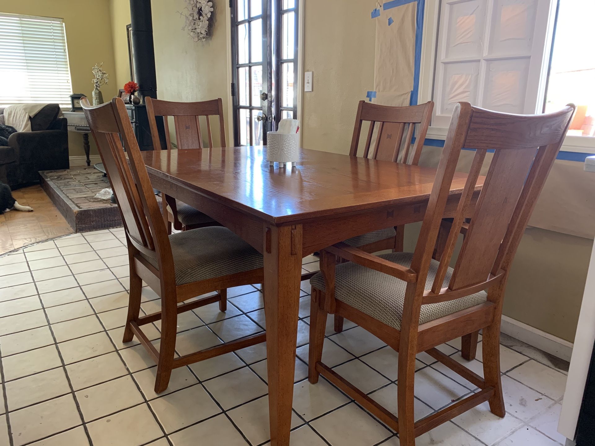 Beautiful Kitchen/ Dinning Room Table *INCLUDES 4 CHAIRS*