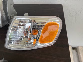 passenger-side front turn signal/corner marker light for a 2001–2002 Toyota Corolla