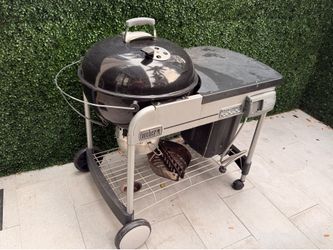 Webber Performer deluxe charcoal Grill