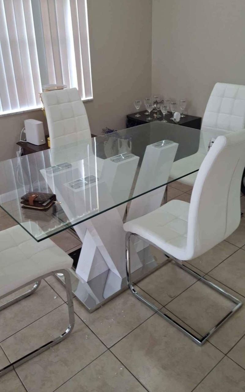 Vendo set de comedor nuevo. Ask for price