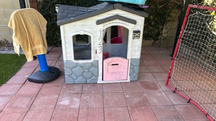 Little tykes play house - cottage