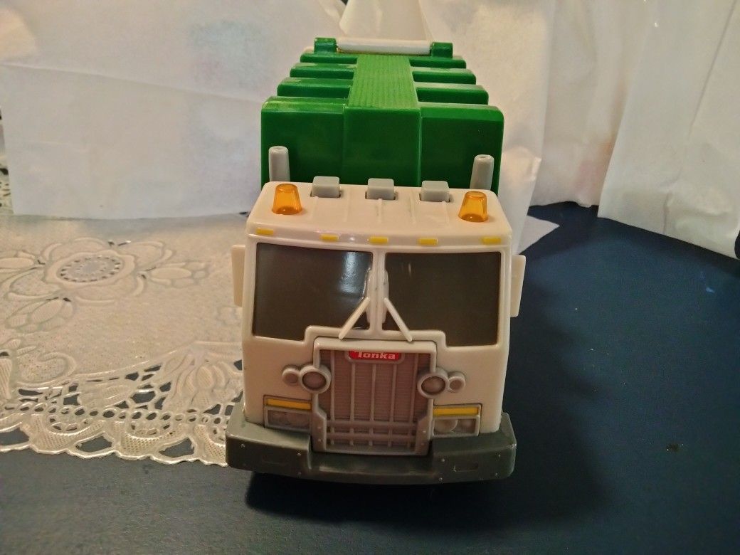 2013 Hasbro Tonka Metro Dept of Sanitation Garbage Truck