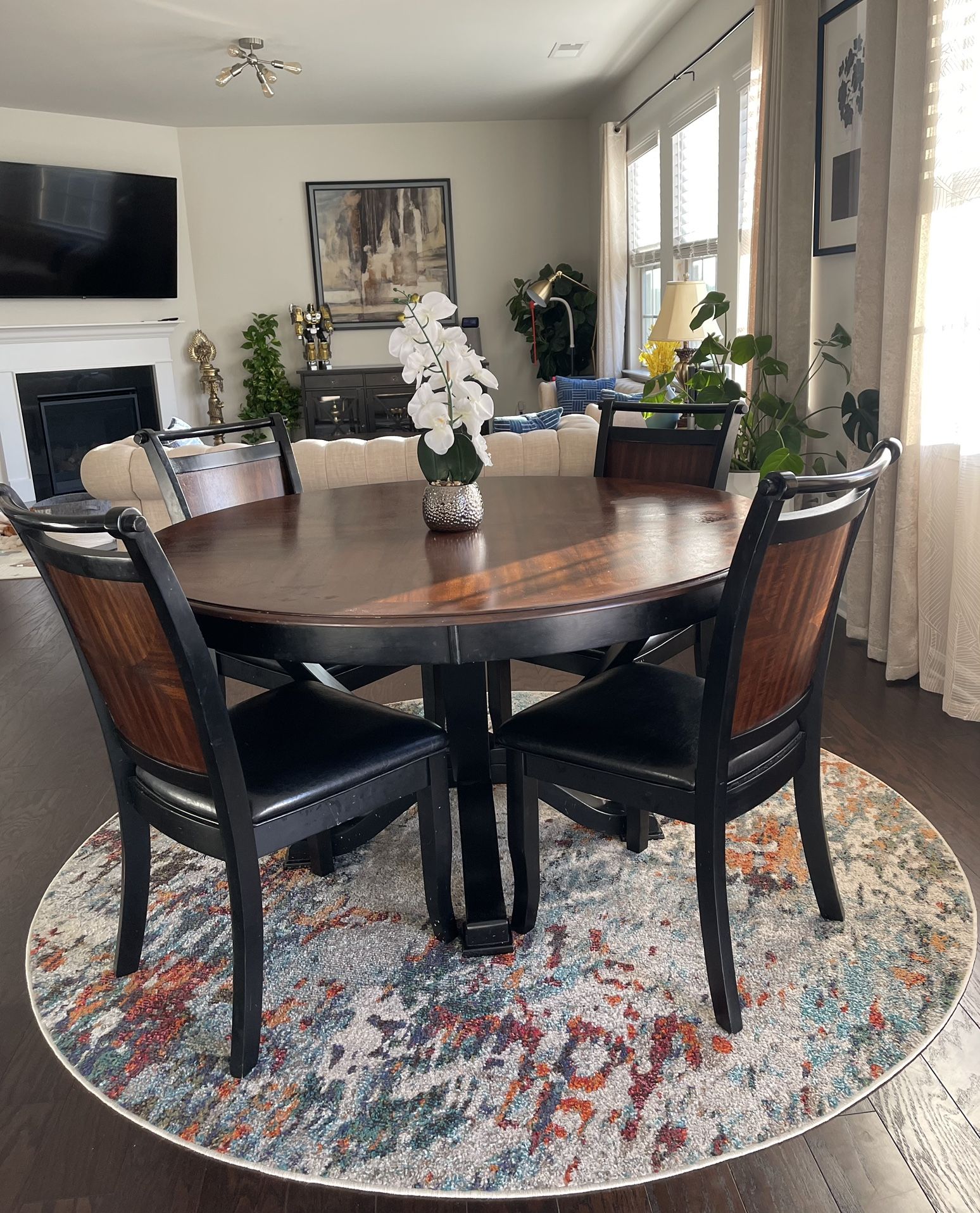 Round Dining Table With Chairs and Carpet