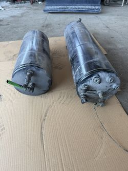Freightliner M2 106 primary and secondary Air tanks $250 • STOCKTON, CA 团 Help your listing stand out X