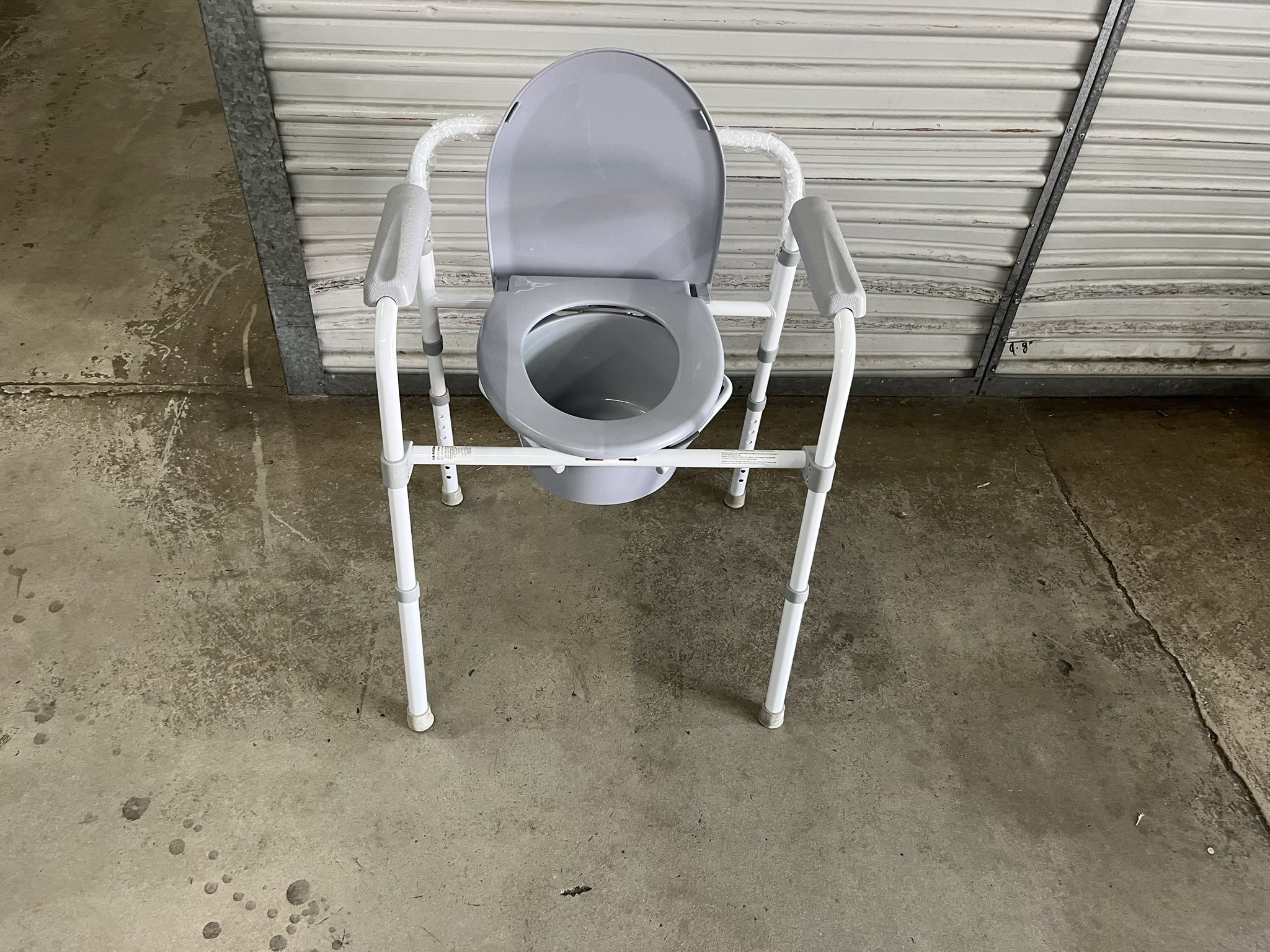 PORTABLE COMMODES