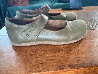 Women’s Toas Ultimate MaryJanes size 9