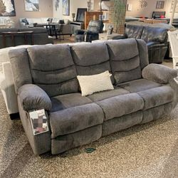 Tulen Gray Reclining Sofa

by Ashley Furniture
