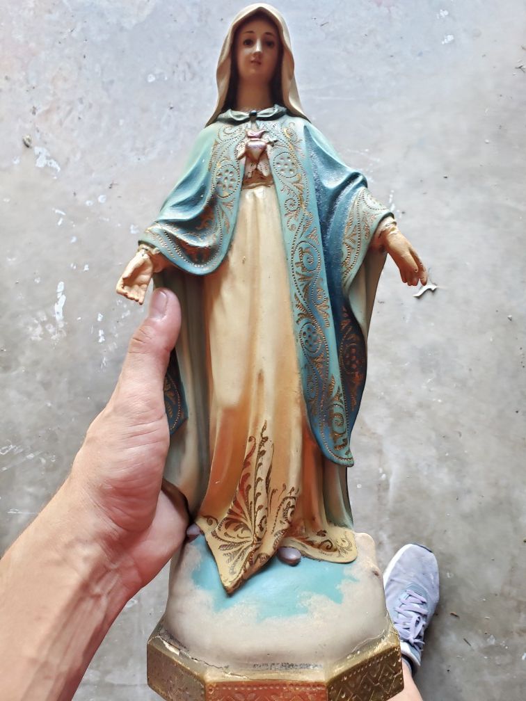 Virgin Mary house statue.