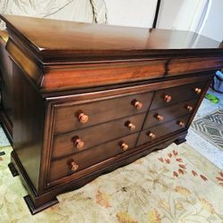 BEAUTIFUL 8 DRAWER DRESSER