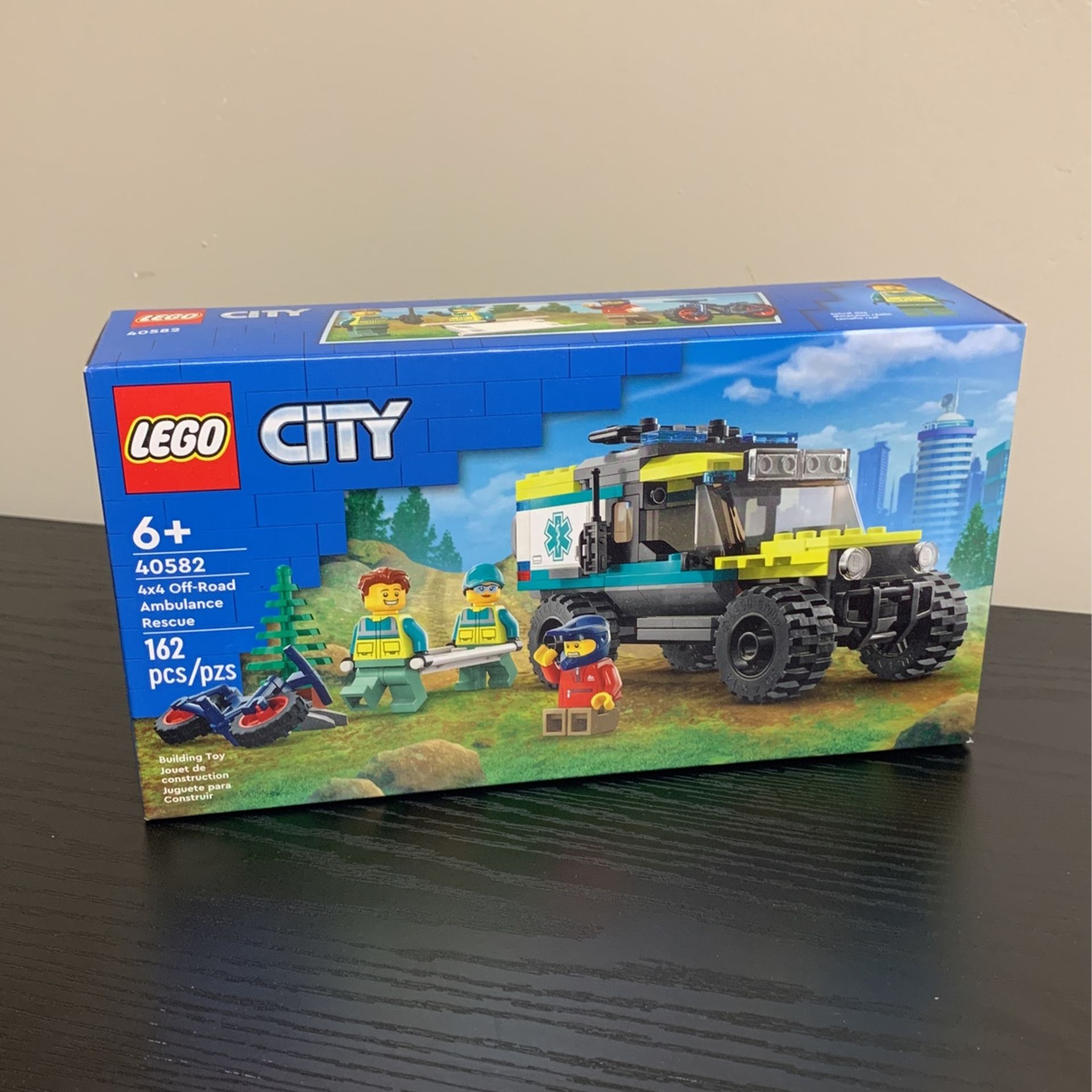 Lego CITY 4x4 Off-Road Ambulance Rescue (40582) Brand New