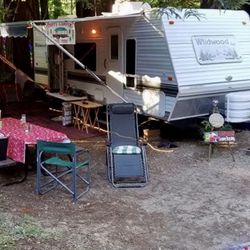 2004 Wildwood Travel Trailer 25’, 1 slideout, full fridge, 1 bed 1 bathroom 