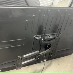 Hisense 55” Inch Tv Comes With Tv Mount No Remote Available For Pick Up 