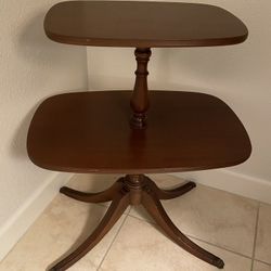 Vintage Two Tier End Table With Duncan Phyfe Legs