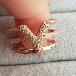 Rosegold Plated V  Ring With Paved Stone...open Size