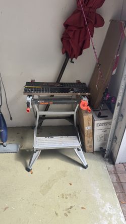 Sawing table adjustable