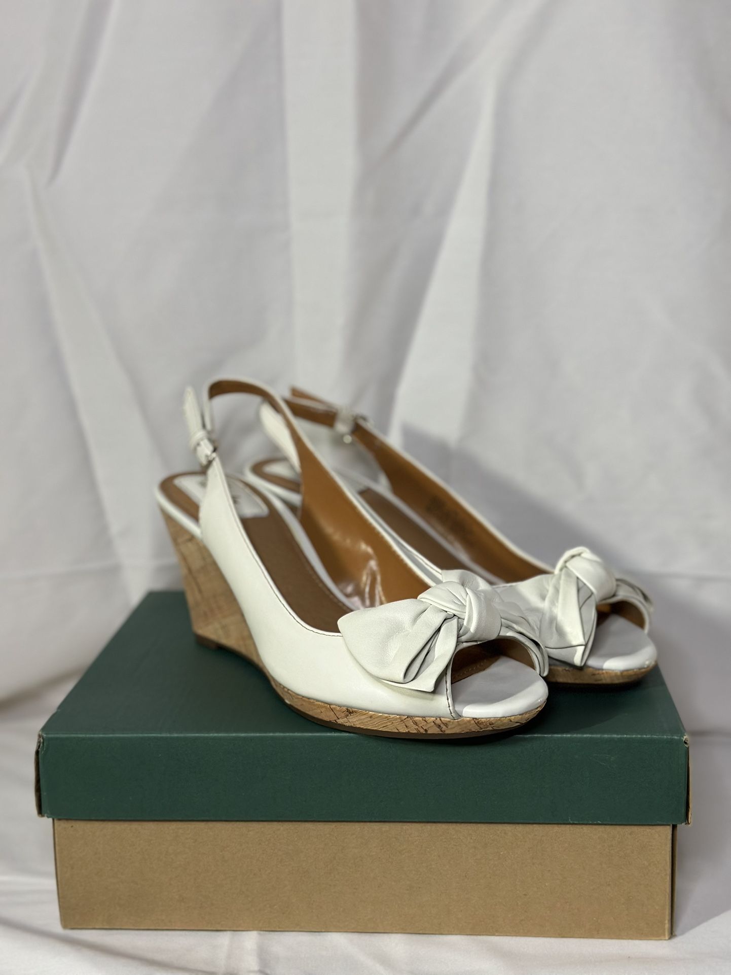 Clarks Bendables White Leather Fiddle Bow Flats — Women’s 7.5