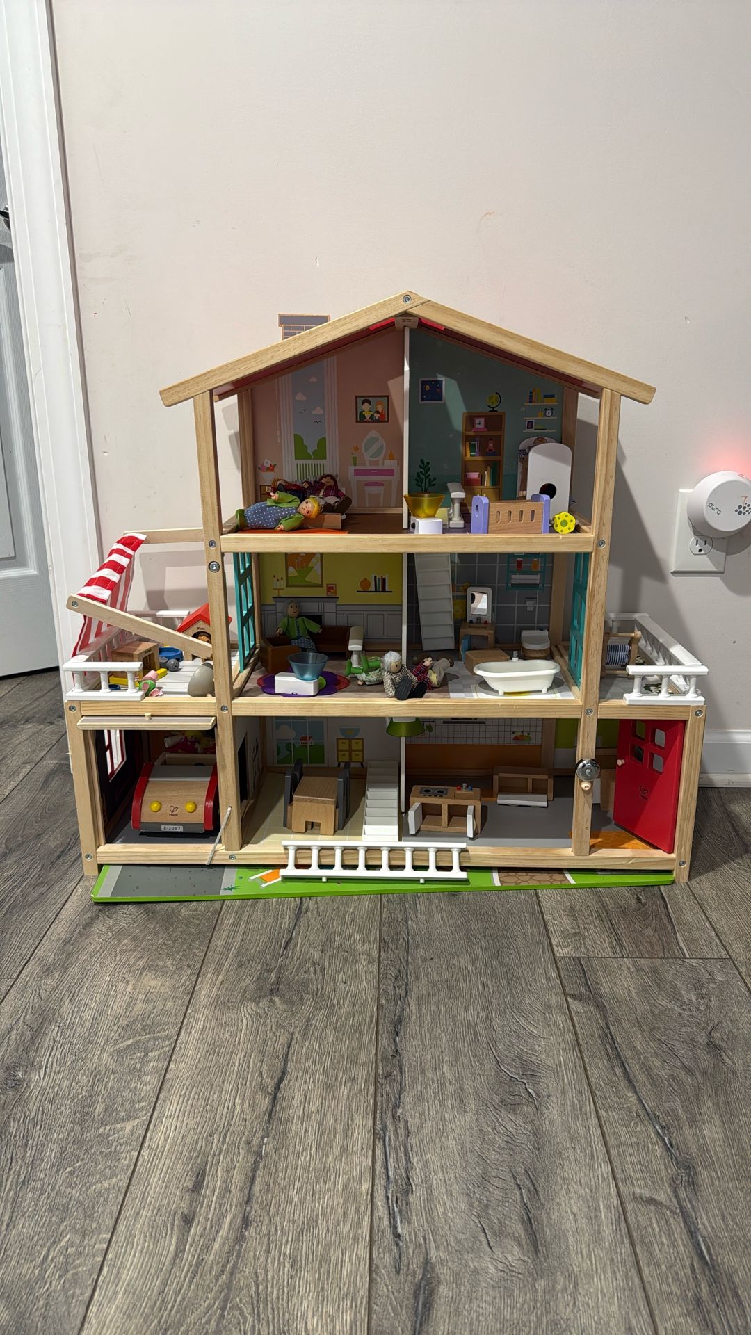 Hape Doll house With dolls