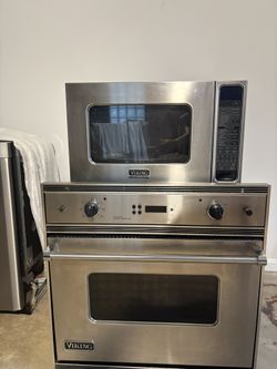 Viking DED0200-SS Oven and Viking 5 Series 1.5 Cu. Ft. Stainless Steel Convection Microwave Oven VMOC506SS