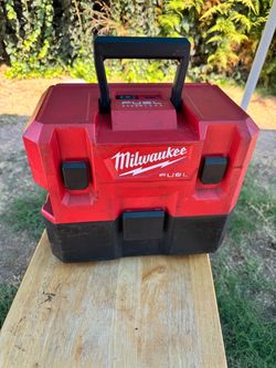 Milwaukee M12 vacuum