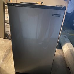Mini Refrigerator magic Chef  4.4 Cu Ft