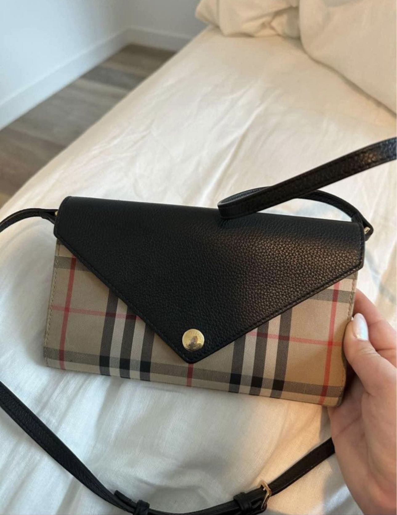 Like New Burberry Bag for Sale in Aliso Viejo, CA - OfferUp