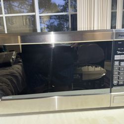 Panasonic NN-SN671S 1.2 Cu Ft 1200W  Stainless Steel Countertop Microwave. (Missing Glass turn table plate and roller ring)  In good working condition
