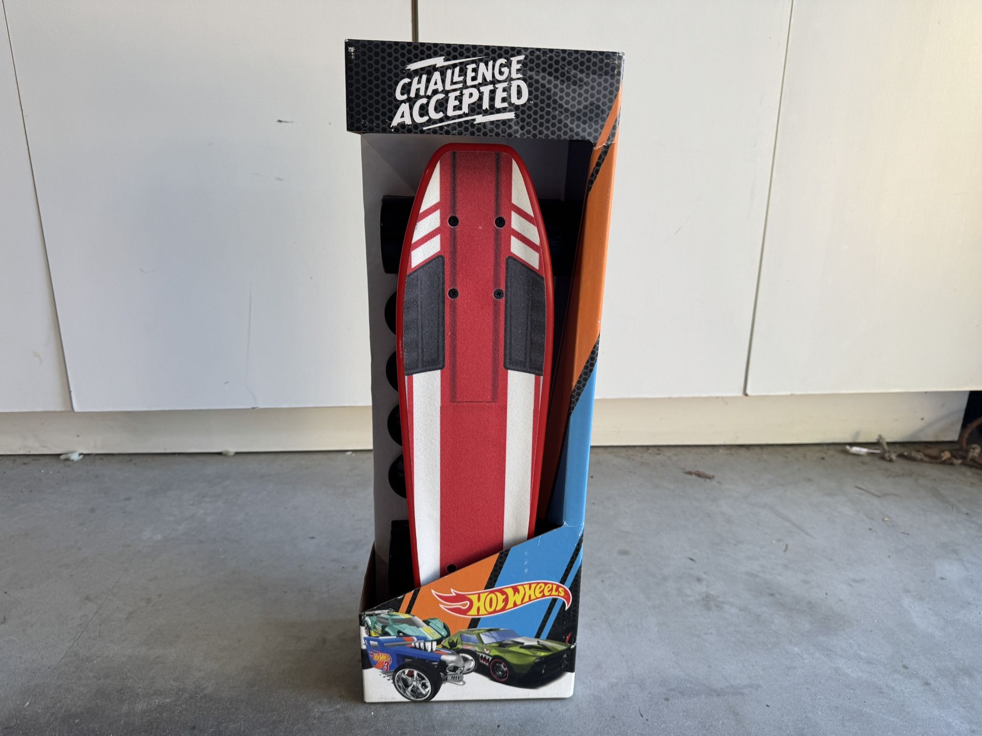 Hot Wheels “Rim Ryderz County Club Muscle” 22″ Skateboard