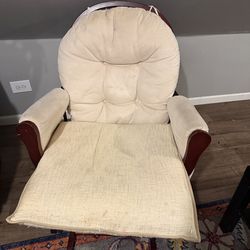 Comfortable Glider Chair – Smooth & Relaxing Motion