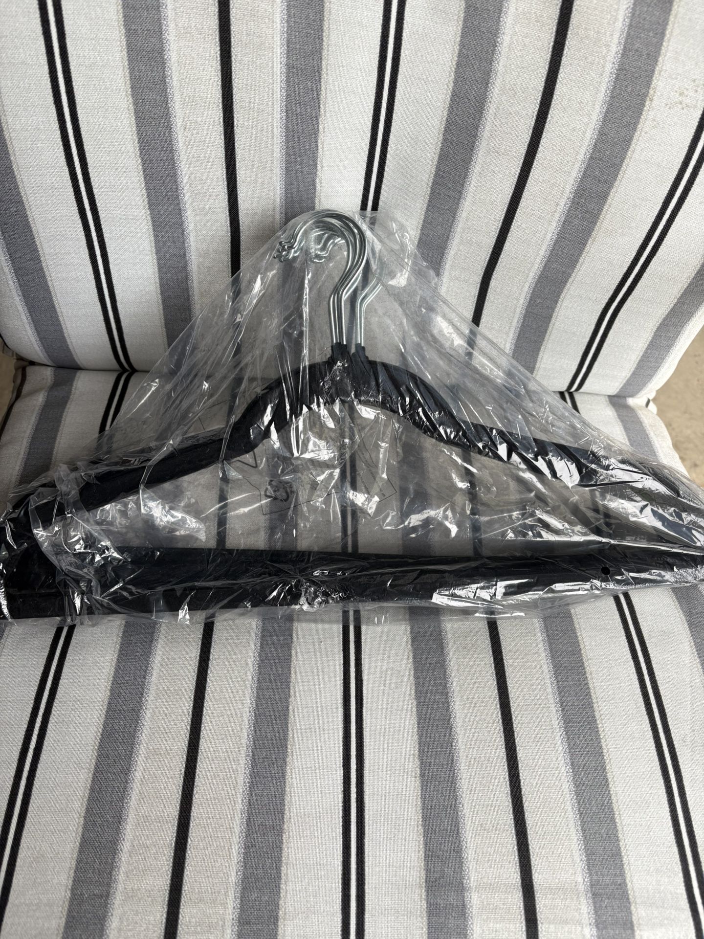 New 15 Pack Of Black Slim Velvet Hangers