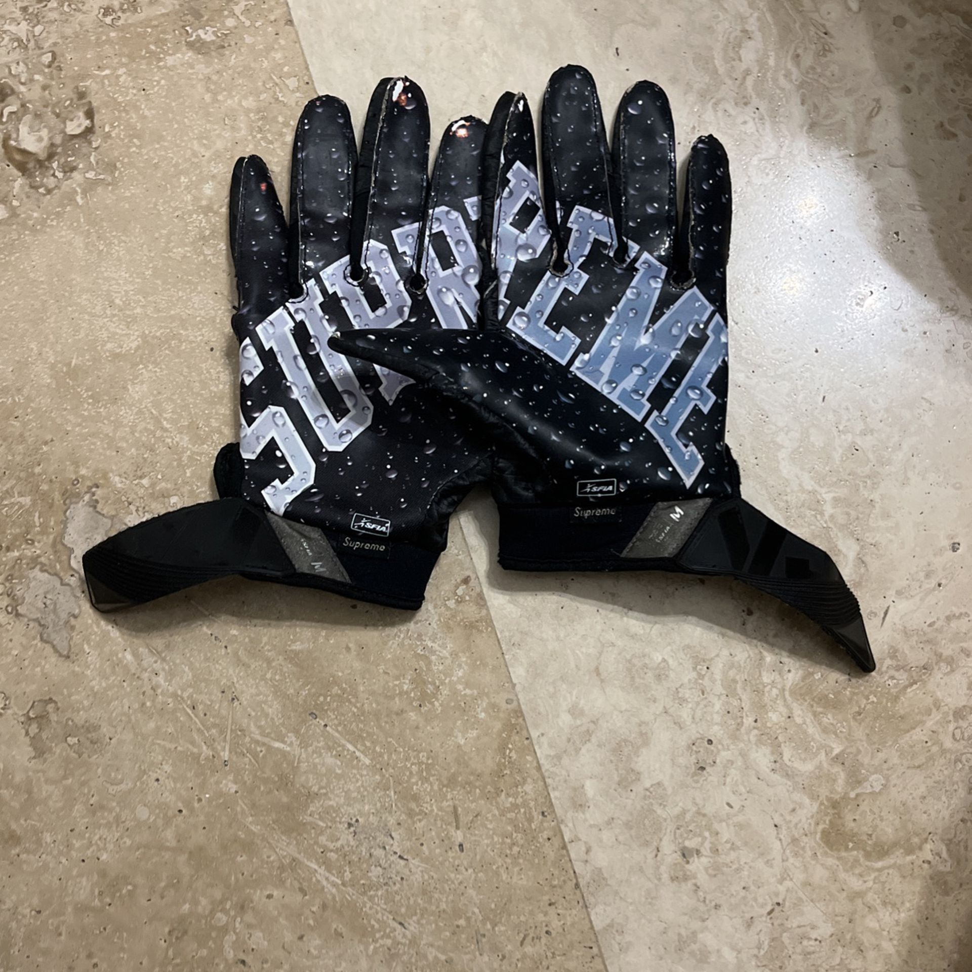 Size Medium Supreme Football Gloves for Sale in Miami, FL - OfferUp