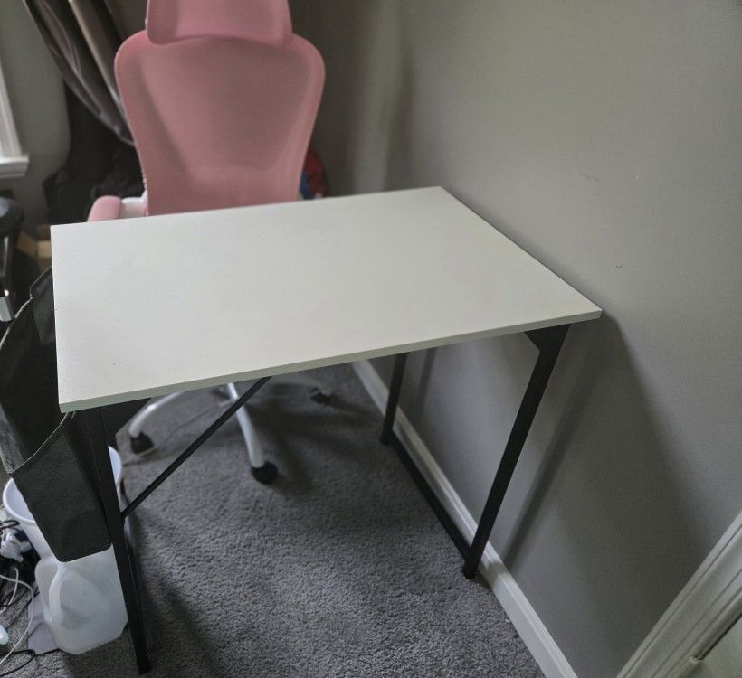 Desk & Chair Set ā Excellent Condition