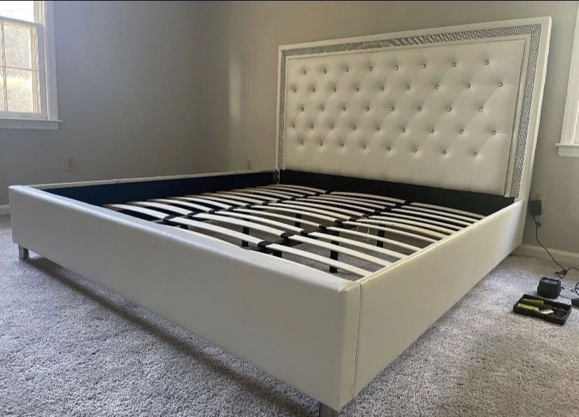 ๐BRAND NEW BEDAZZLED PLATFORM BED ..KING SIZE $395..QUEEN SIZE $345 DELIVERY INCLUDED!!๐๐