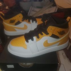 NIKE Air Jordan 1 Retro Mid