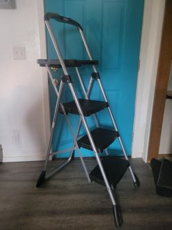 Like New! Cosco Folding 3 Step Ladder W/tray