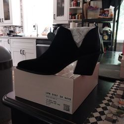 Justfab Split Short Suede Leather mid Boot. Size 8.5