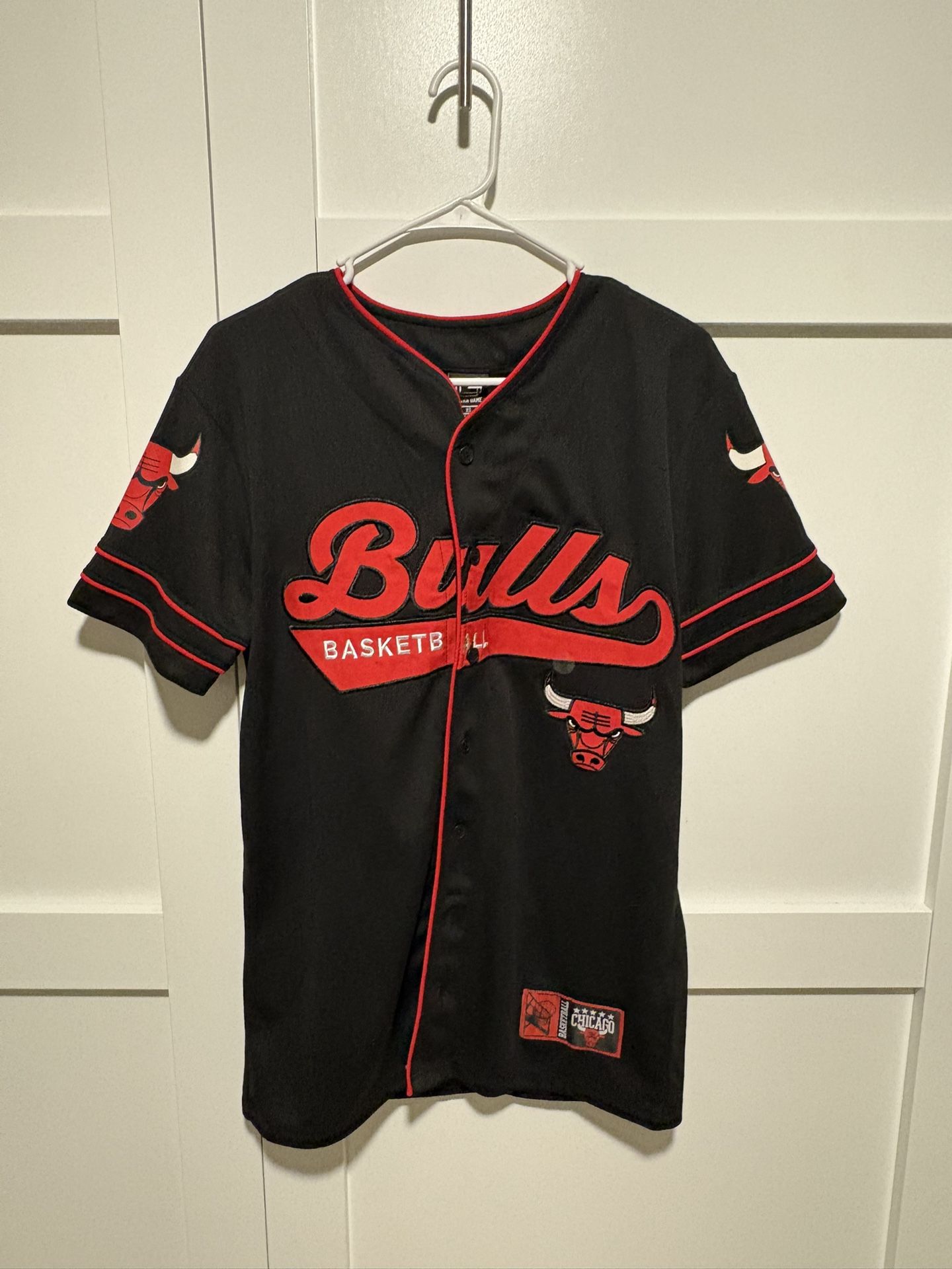 Men’s extra small bulls baseball jersey