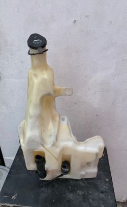 2006 Cadillac water windshield container