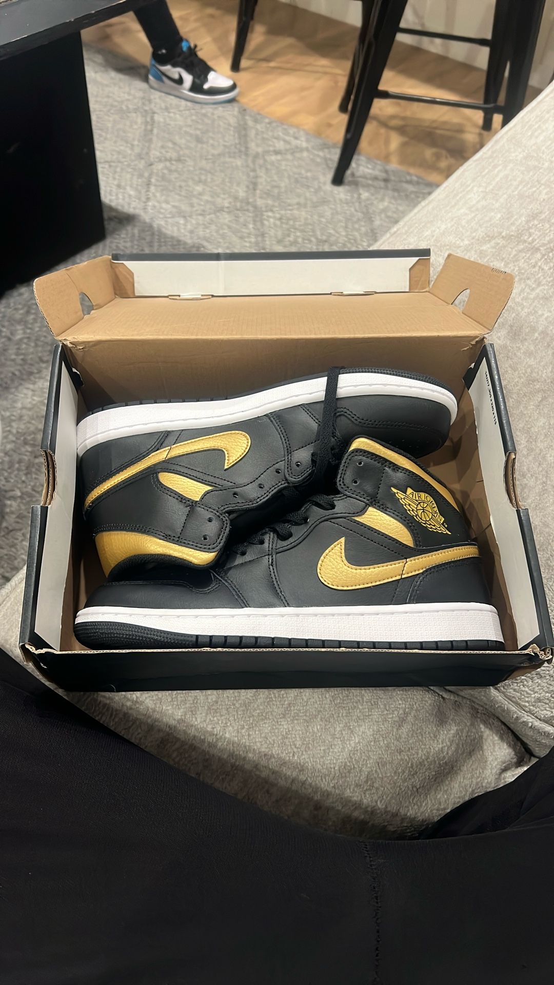 Air Jordan 1 Mid Black 