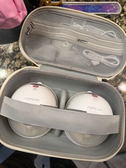 Momcozy Wearable Breast Pump Set with Case