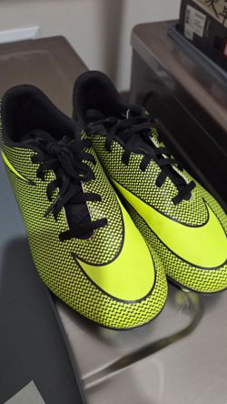 like new NIKE big boy size 6 shoes