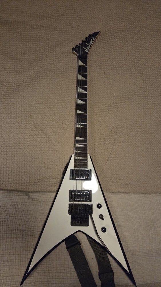 Jackson King V- SD Black Winter Pickups